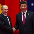 O presidente chinês Xi Jinping (à direita) dá as boas-vindas ao presidente russo Vladimir Putin (à esquerda) na cimeira do G20 em Hangzhou.