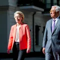Ursula von der Leyen, presidente da Comissão Europeia, a andar, na rua, ao lado de António Costa, presidente do Conselho Europeu. Créditos: shutterstock