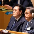 O antigo presidente da Coreia do Sul, Yoon Suk Yeol, a assistir a uma conferência.