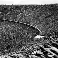 Um estádio cheio a fazer saudação nazi à chegada de Hitler aos jogos olímpicos