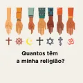 Imagem com ilustração de várias mãos que apontam para símbolos de diferentes religiões. Autoria: José Alves