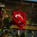 Uma bandeira da Turquia pendurada numa varanda.