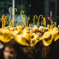 Imagem de jovens universitários durante a queima das fitas do Porto. Créditos: shutterstock