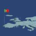 Imagem desenhada de um mapa da Europa onde se destaca Portugal, assinalado com uma bandeira, sob um fundo azul. Crédito: Shutterstock