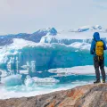 Um homem, explorador, olha para um icebergue no Ártico. Crédito: Shutterstock