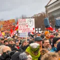 Imagem de uma manifestação contra o fascismo na Alemanha, que reuniu milhares de pessoas em fevereiro de 2025. Crédito: Shutterstock