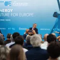 Três pessoas sentadas no palco. Uma plateia a assistir. Texto "Energy, a future for Europe".