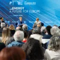 Dois homens e duas mulheres sentados num palco. Várias cabeças de pessoas a assistir. Texto "Energy: a future for Europe".