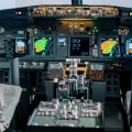 Close-up de um cockpit de um avião de passageiros. Créditos: shutterstock