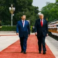 Donald Trump e Xi Jinping lado a lado, a andar sobre uma passadeira vermelha, na cerimónia de boas-vindas do presidente americano à China.