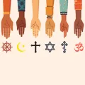 Imagem com ilustração de várias mãos que apontam para símbolos de diferentes religiões. Autoria: José Alves