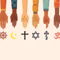 Imagem com ilustração de várias mãos que apontam para símbolos de diferentes religiões. Autoria: José Alves