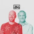 Dois homens sorridentes, no centro da imagem. Por cima das suas cabeças, o logotipo "[IN]Pertinente.