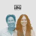 Duas mulheres sorridentes. Por cima, os logotipos do podcast "[IN]PERTINENTE" e da "Fundação".