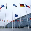 O exterior da sede da NATO, com todas as bandeiras dos países-membros da organização.