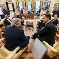 Fotografia de Donald Trump e Mark Rutte (NATO) sentados lado a lado na sala oval a conversar.  Créditos: shutterstock