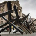 Ima de barreias anti-tanque espalhadas pela praça central de Kyiv, Ucrânia. Créditos: shutterstock