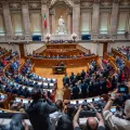 Imagem do interior da Assembleia da República, com vários ministros e grupos parlamentares. Créditos: shutterstock