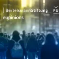 Uma fotografia de pessoas a andar, estilizada a amarelo e azul, com os logos "Bertelsmann", "eupinions" e "Fundação".