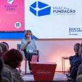 Imagem de uma plateia, onde estão sentados a debater um homem e uma mulher: o neurologista Alexandre Castro Caldas e escritora Lídia Jorge.