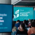 Dezenas de pessoas estão sentadas frente a um ecrã onde se lê  a frase: apresentação do Programa de Estudos da Fundação.