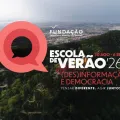 Texto "Escola de Verão'26" destacado numa fotografia aérea de Sintra.