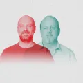 Sob fundo neutro, os rostos de dois homens de meia idade, o crítico literário Pedro Mexia e o humorista Hugo van der Ding.