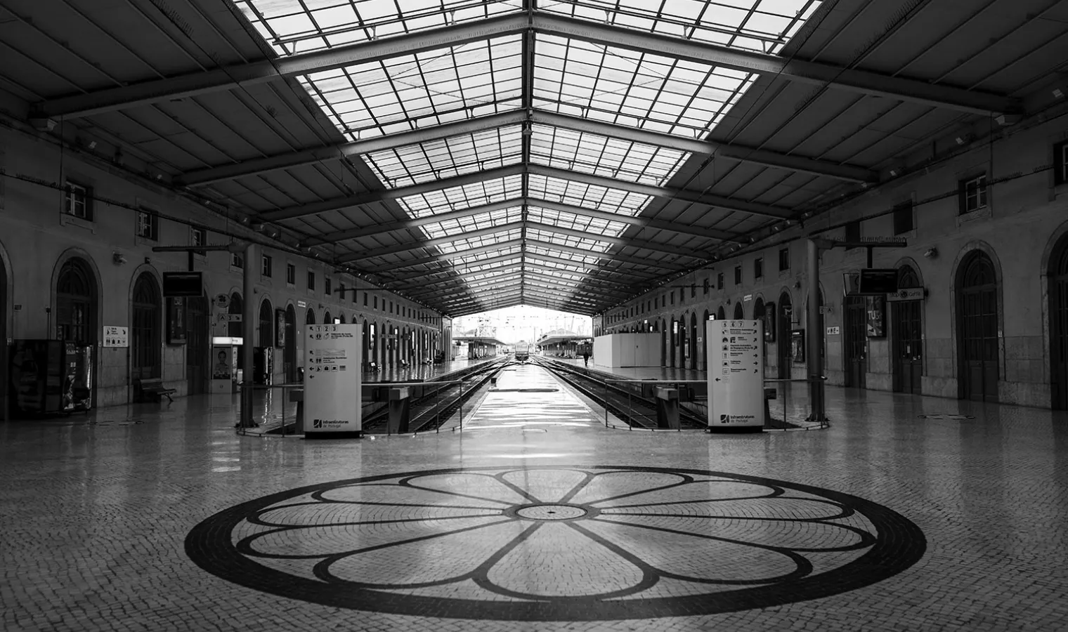 Imagem da Estação de Santa Apolónia, Lisboa, vazia.