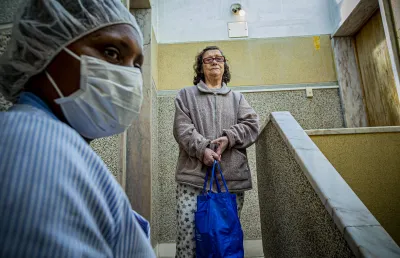 Lúcia Moreira do Centro Social Paroquial São João Evangelista entrega o almoço em casa dos utentes que não podem sair de casa/Reinaldo Rodrigues