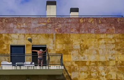 Imagem de um homem à varanda no Confinamento decretado pelo governo leva os lisboetas a ficar em casa. Parque das Nações, em Lisboa/Leonardo Negrão