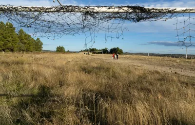 Imagem de um campo de futebol abandonado em Lagoaça, Freixo de Espada à Cinta. Crédito: José Luís Jorge.