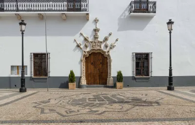 Imagem do portal manuelino na Plaza de la Constitución, em Olivença.  Crédito: José Luís Jorge.