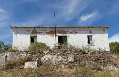 Imagem de um posto da Guarda Fiscal abandonado, em Guerreiros do Rio, Alcoutim.  Crédito: José Luís Jorge.