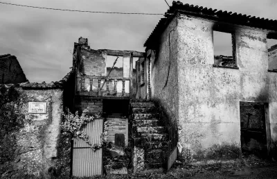 O que restou de uma casa em Dardavaz, concelho de Tondela.