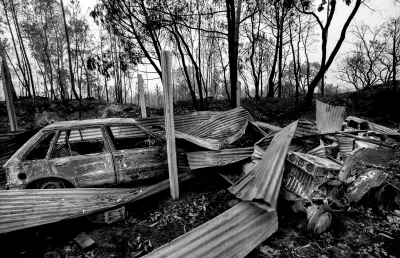 Metais retorcidos, derretidos, junto ao arvoredo queimado. Nada resistiu à passagem do fogo. Crédito da imagem: Miguel Valle Figueiredo.