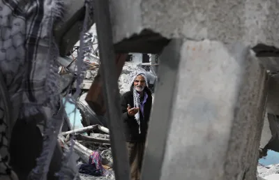 Imagem de um palestiniano nos escombros da sua casa em Rafah, Faixa de Gaza. Crédito Shutterstock.