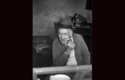 Homem a fazer a barba. Óbidos, 1978. Crédito: Nuno Félix da Costa. 