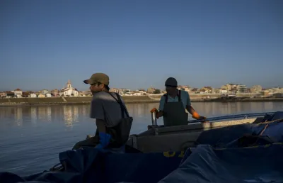 Pescadores indonésios na Póvoa de Varzim a descansar junto aos barcos. Crédito: Daniel Rodrigues
