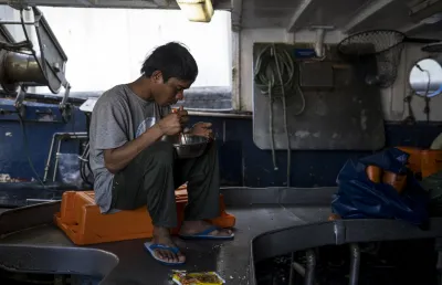 As jornadas dos pescadores indonésios a bordo dos barcos são longas. Crédito: Daniel Rodrigues