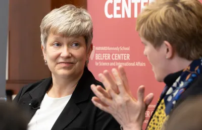Fotografia de Samantha Gross e de Constanze Stelzenmüller na Brookings Institution