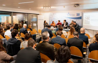 A sala do Press Club Brussels Europe cheia de pessoas sentadas, a ouvir os autores do livro «Trabalho Forçado».