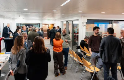 A ala do Press Club Brussels Europe cheia de pessoas, de pé, para assistir à apresentação de um livro da Fundação.