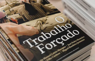 O livro da Fundação «O Trabalho Forçado» em pilha. 