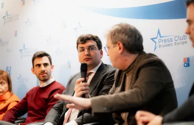 Os cinco autores do livro da Fundação «O Trabalho Forçado», sentados. Um deles a segurar o microfone para falar.