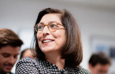 Ana Catarina Mendes, membro do Parlamento Europeu, sentada, sorridente.