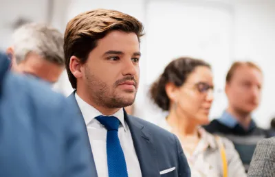 António Assis Teixeira, jornalista correspondente Europeu para a CNN, sentado.