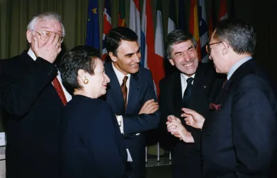 Imagem de 1992, do presidente do Conselho Europeu Aníbal Cavaco Silva  e de vários líderes europeus na Assinatura do Tratado de Maastricht. Crédito: Arquivo do Museu da Presidência da República, publicada na sua página oficial no FB.