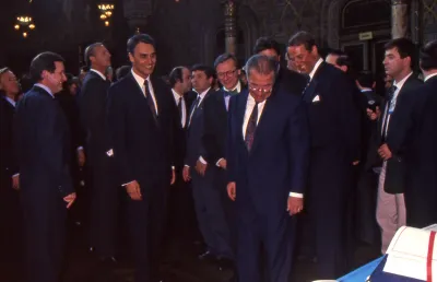 Um grupo de homens vestidos formalmente no Palácio da Bolsa do Porto,  local onde foi assinado o ccordo sobre o Espaço Económico Europeu,  aproximando a Comunidade Europeia dos países da EFTA. Crédito: EFTA Secretariat