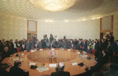 Um grupo alargado de homens sentados a uma mesa redonda, representando as 11 repúblicas soviéticas, que se separaram da URSS, em 1991. Crédito: Creative Commons CC0 License