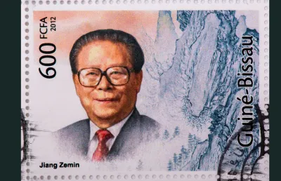 imagem de um selo onde se vê um homem  chinês de meia idade, o antigo presidente da China Jiang Zemin. Crédito: Shtterstock
